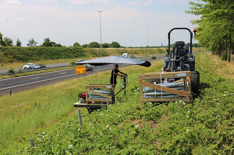 Schroeffunderingen van Van Aken voor zonnepark langs de A58 bij Etten-Leur