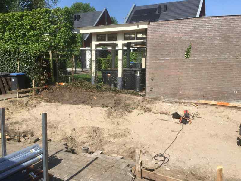 Schroeffundering tuinhuis met betonvloer