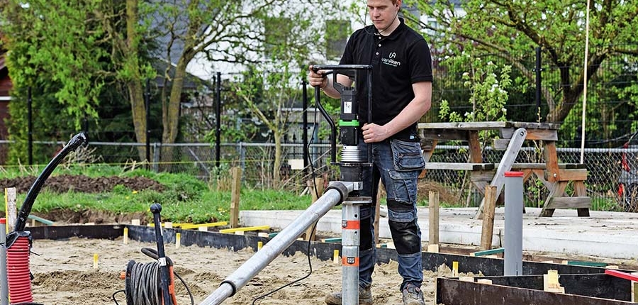 Van Aken Schroeffunderingen - Elektrische handmachine