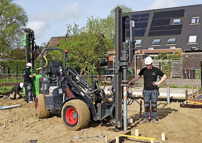 Van Aken Schroeffunderingen - Minishovel met boormast