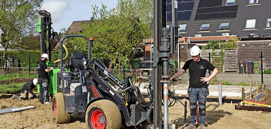 Van Aken Schroeffunderingen - Minishovel met boormast