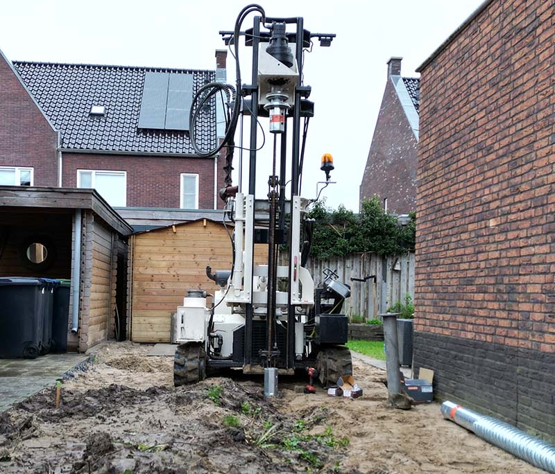 monteren van schroefpalen in kleigrond voor fundering aanbouw - Kerkdriel