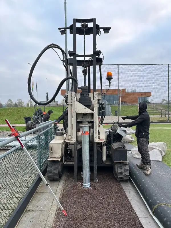 schroefpalen voor fundering blaashal hockey in houten