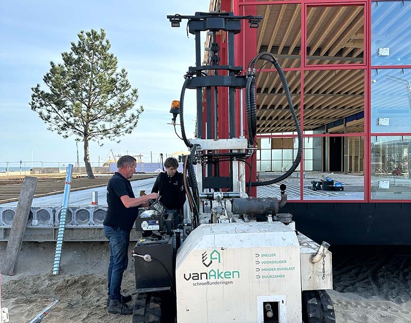 funderen op lastig bereikbare plek zoals zandstrand van Scheveningen is geen probleem voor Van Aken Schroeffunderingen
