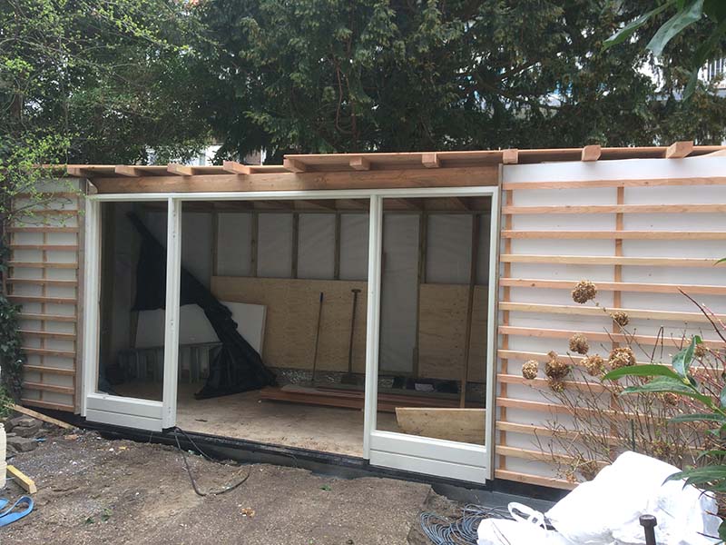 Fundering met schroefpalen voor tuinhuis in tuin zonder achterom in Leiden.