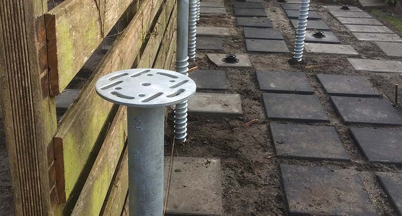 schroefpalen-aalst-fundering-tuinhuis Tuinhuis in Aalst wordt gefundeerd met schroefpalen