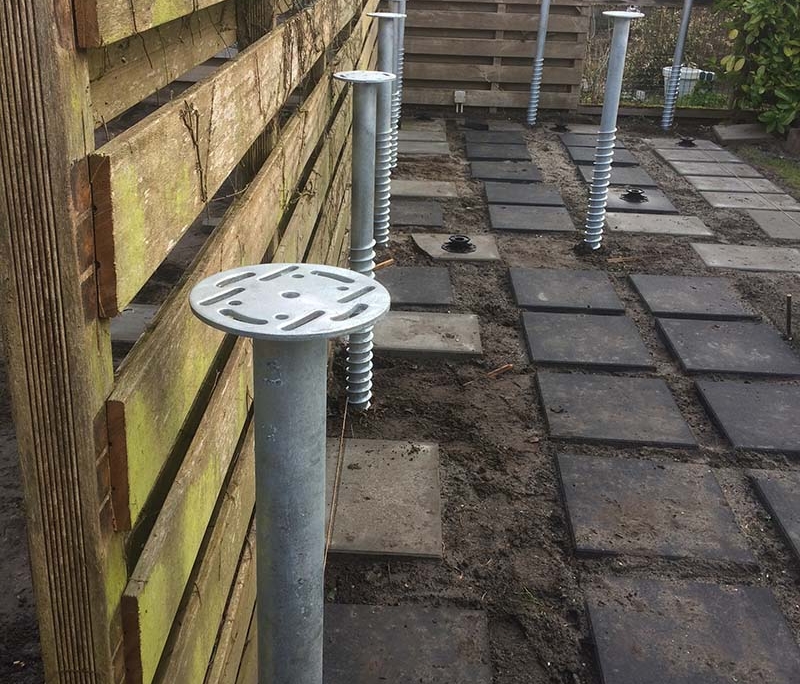 Tuinhuis in Aalst wordt gefundeerd met schroefpalen