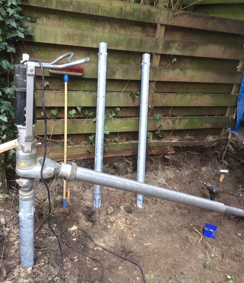 Handmatig indraaien schroefpaal voor fundering van tuinhuis is Waalwijk