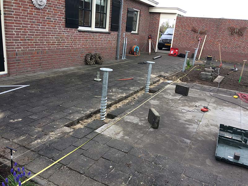 fundering met schroefpalen voor veranda