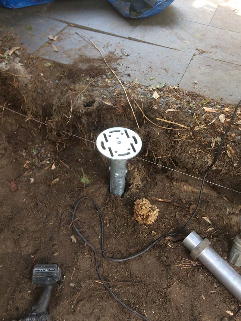 Acht schroefpalen vormen stevige basis voor tuinhuis bij tussenwoning in zandgrond