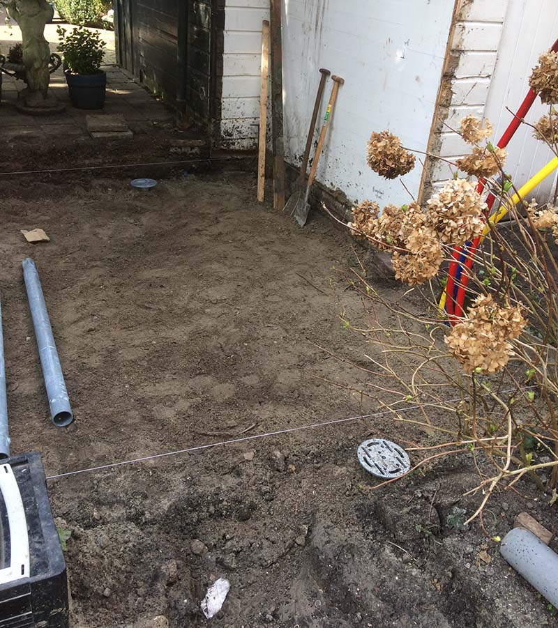 Schroeffunderingen geplaatst in smalle achtertuin van tussenwoning in Waalwijk