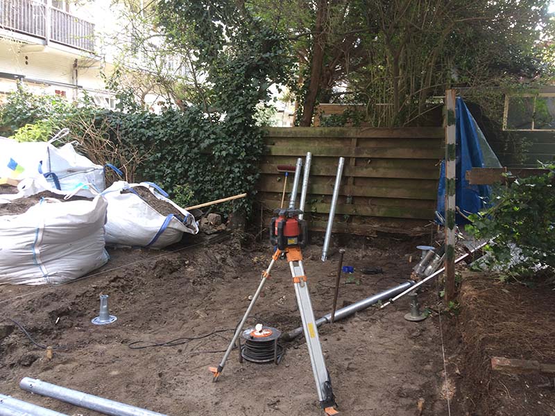 Fundering voor tuinhuis in Waalwijk geplaatst zonder graafwerk of geluidsoverlast