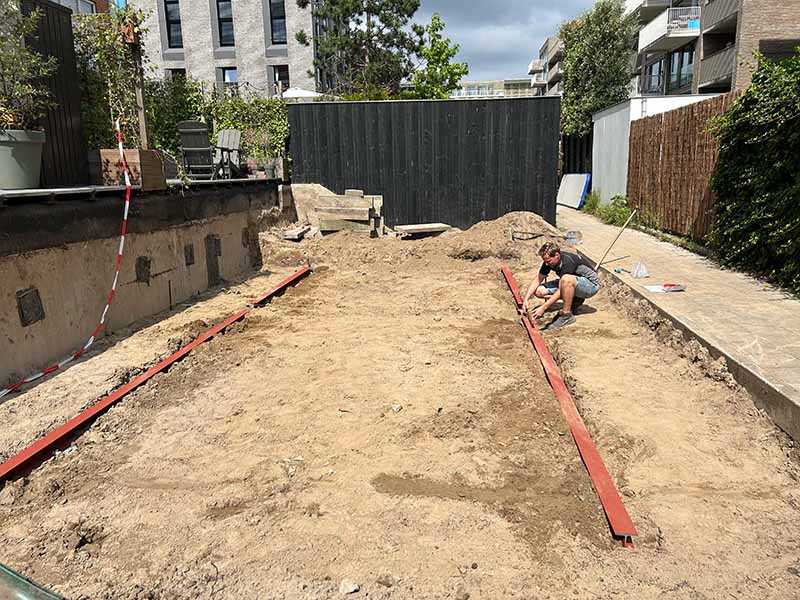 HEA-balken met kikkerklemmen op schroeffundering voor Amsterdamse tuinkamer