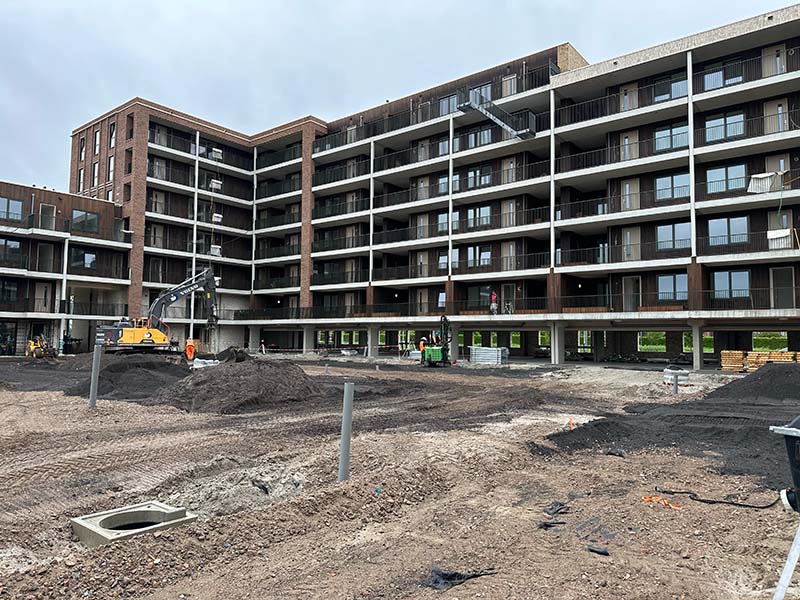 Overzicht binnentuin appartementencomplex Snellerpoort Woerden met geplaatste schroefpalen voor pergola funderingen