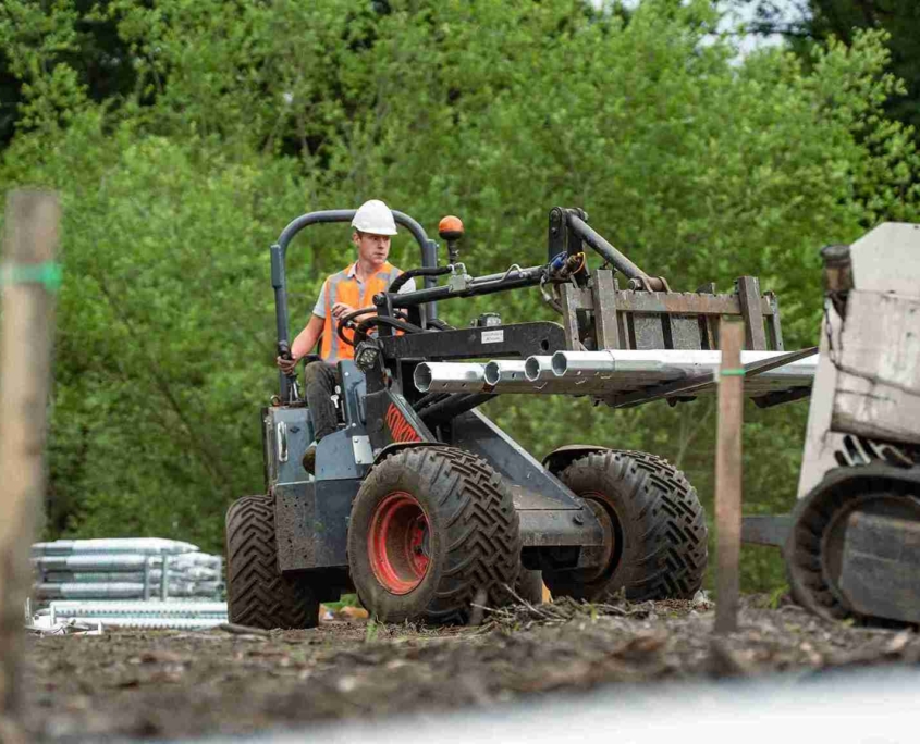 Verzinkte stalen schroefpaal volgens DIN EN ISO 1461 voor langdurige corrosiebestendigheid en circulair hergebruik. Stalen funderingspalen klaar voor opbouw van een modulaire woning binnen circulaire bouwprincipes.