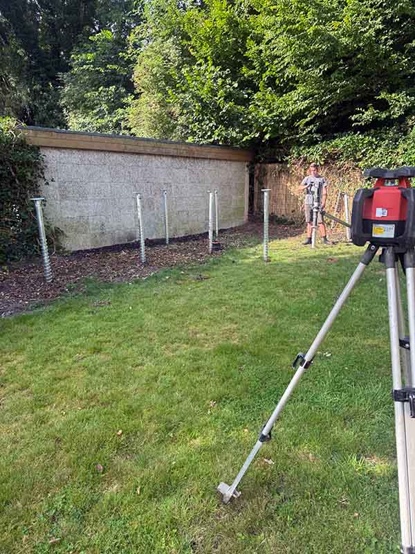 schroefpalen-woonunit-fundering-groningen schroeffundering voor woonunit in groningen met handmachine