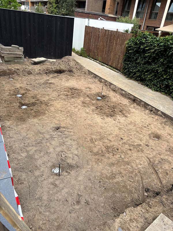 Schroefpalen fundering gereed voor tuinkamer plaatsing in stedelijke omgeving Amsterdam