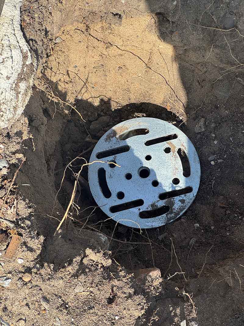 Geplaatste schroefpaal serie A 76mm voor tuinhuisfundering met meetapparatuur op bouwlocatie in Benschop