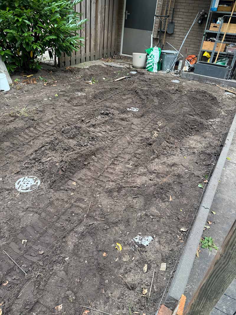 schroeffundering-noord-holland-van-aken Geplaatste verzinkte schroeffundatie van 13 meter lengte en 76mm diameter in achtertuin Amsterdam voor aanbouw