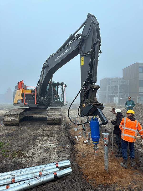 sociale-woningbouw-schroeffundering-duurzaam Plaatsen van demontabele fundering voor tijdelijke woonunits in Assen