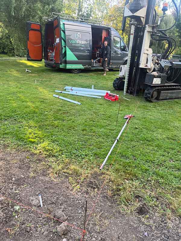 fundering-voor-mantelzorgwoning-rotterdam Van Aken funderingsmachine plaatst 15 meter diepe schroefpalen voor de fundering van een mantelzorgwoning in Rotterdam.