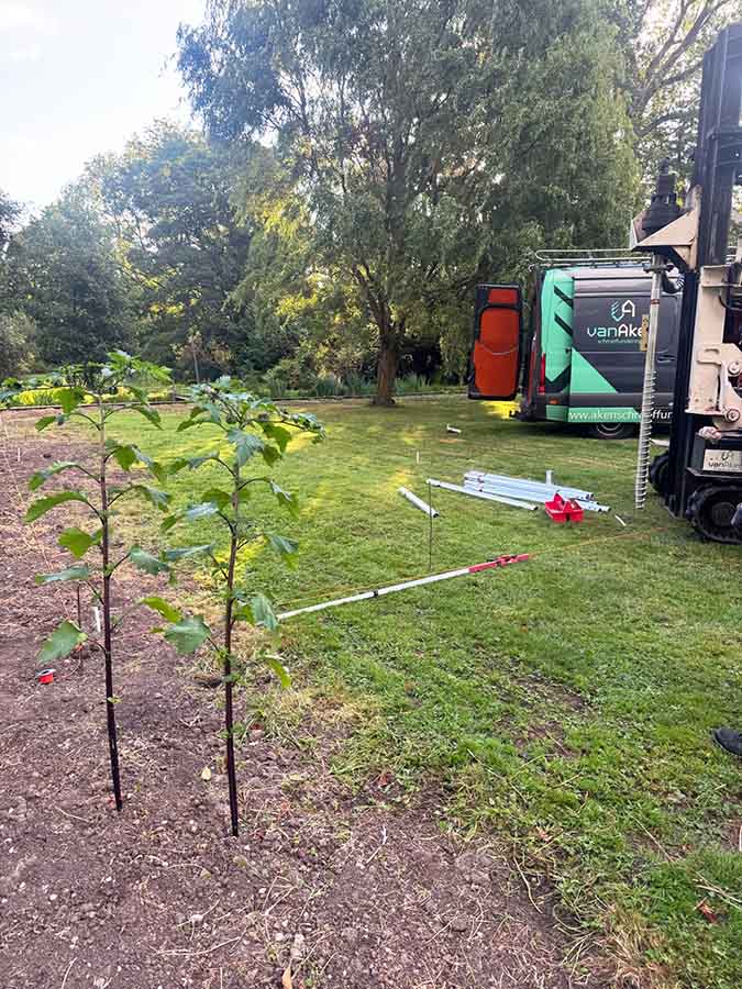 mantelzorgwoning-betrouwbare-fundering Plaatsing 15 meter diepe schroefpalen door veen voor betrouwbare fundering mantelzorgwoning