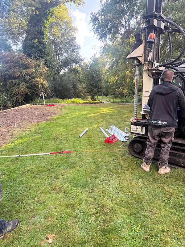 schroeffundering-betrouwbaar-mantelzorgwoning-rotterdam Van Aken funderingsmachine plaatst schroefpalen mantelzorgwoning Rotterdam buitengebied