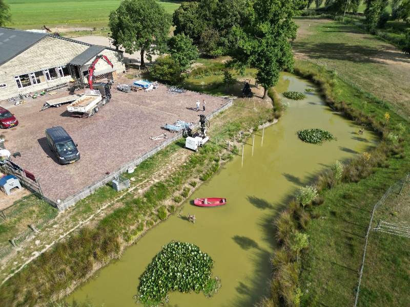 fundering-in-water-schroeven Van Aken monteert een schroeffundering deels in water in Kerkwijk